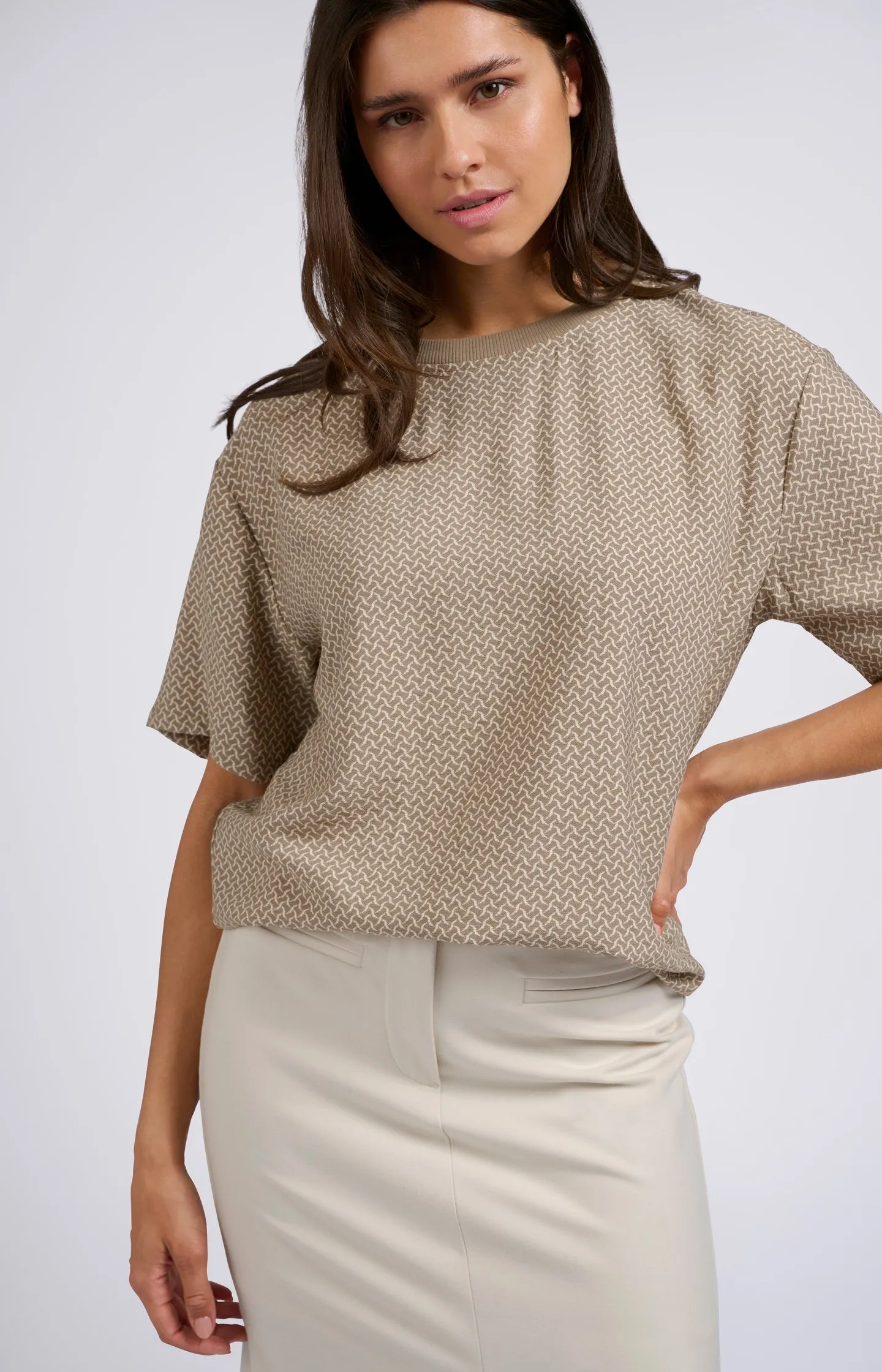 Beige top with short sleeves, round neck and printed pattern